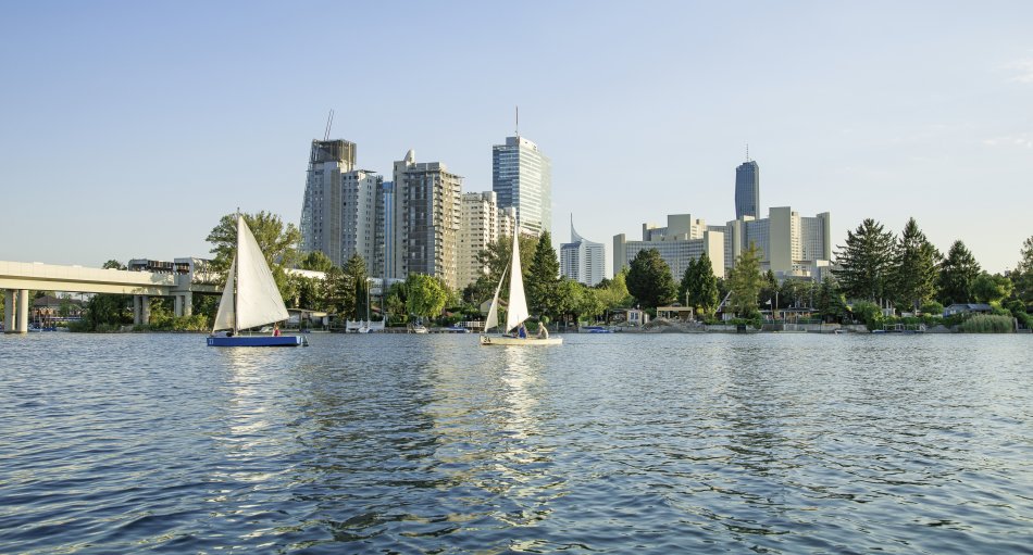 Blick auf Wiens Skyline von der Alten Donau aus