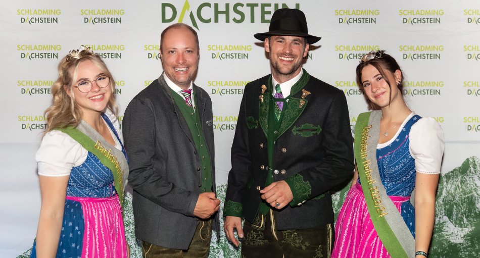 V.l.: Dachstein-Hoheit Gloria Lyons, TVB-Geschäftsführer Mathias Schattleitner, Schauspieler Ferdinand Seebacher und Dachstein-Hoheit Giorgia Lyons