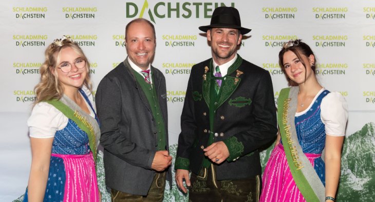 V.l.: Dachstein-Hoheit Gloria Lyons, TVB-Geschäftsführer Mathias Schattleitner, Schauspieler Ferdinand Seebacher und Dachstein-Hoheit Giorgia Lyons