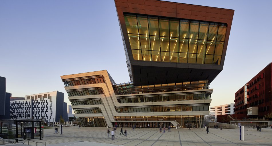 Der Campus der Wirtschaftsuniversität Wien besticht durch moderne Architektur